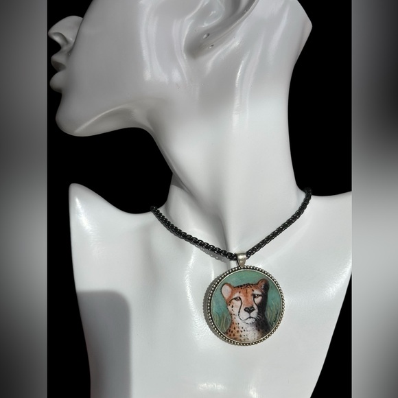 Handpainted cheetah pendant 1.4” round on stainless bezel 16” black chain OOAK - Picture 2 of 4